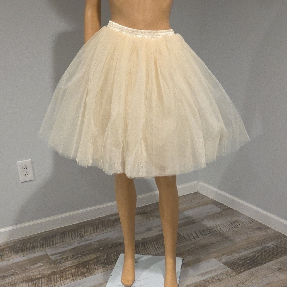 Elegant Cream Tulle Skirt - Picture 4 of 8